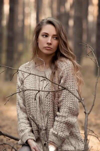 Ragazza seria, depressa, infelice guardare da una parte e pensare a qualcosa, problemi, vita, finanza, fatture, bollette, relazioni. ragazza bionda attraente con i capelli ricci perfetti puliti guardare da parte e pensare a qualcosa — Foto Stock