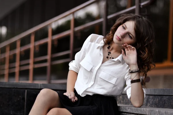 Perturbada, adorável, deprimida, infeliz, agradável falhou nos exames, muitos pensam.Geometria na paisagem, na cidade.Beleza da cidade.Irritada, séria, menina infeliz com bom gosto . — Fotografia de Stock