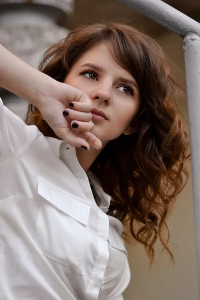 Petite fille mignonne aux cheveux roux avec les yeux bruns dans le flou blouse.Close-up portrait de parfaite, mignonne, belle fille.Fille attrayante avec sombre, yeux bruns, regarder le côté, loin, parfait, bouclé, cheveux roux — Photo