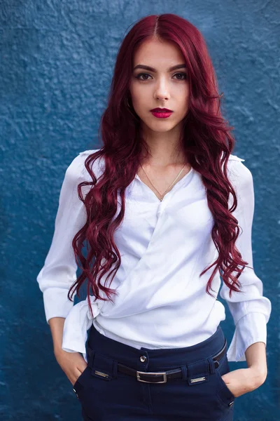 Splendido ritratto di ragazza con perfetto, pazzo, capelli rossi rosa. Rosso perfetto, colore brillante. Haidresser professionista, colorista, parrucchiere. Colpo alla moda per rivista alla moda glamour. E 'molto difficile distogliere lo sguardo da una tale splendida, sexy — Foto Stock