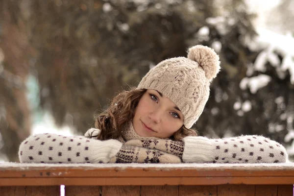 Portrait d'une belle jeune fille en chapeau d'hiver. Elle baissa la tête et baissa les bras droit . — Photo