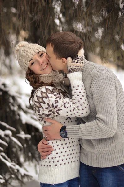 Glückliche Frau, von seinem Freund im Wald geküsst. schöner Mann küsst ihr geliebtes, verliebtes, attraktives, fröhliches, lächelndes Mädchen auf rosa Wange. Liebhaber. — Stockfoto