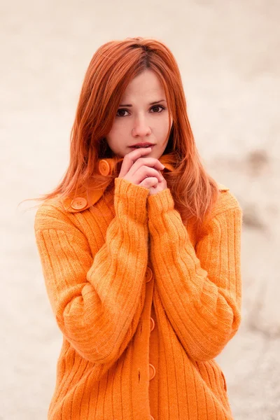 Sorpreso cutie scioccato copre la bocca con le mani, paura di dire qualcosa.Capelli rossi ragazza incredibile con maglione rosso.Capelli rossi gentile, tenera ragazza con gli occhi scuri, pelle bianchi.Alla ragazza toglie il respiro da tali notizie, voci, parlare . — Foto Stock