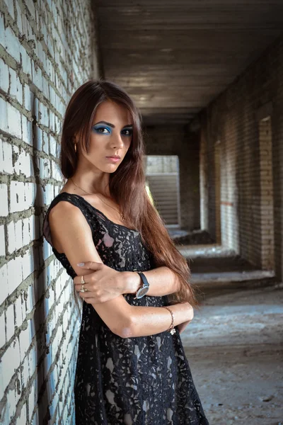 La fille seule dans le jeté, bâtiment abandonné, prison, haute sécurité, rue, arrestation, abandonné, piégé, condamné, déprimé, malheureux, gens, adolescent, femme, triste, suicide, bouleversé, personne, seul, femme, réfléchi, beau, désespéré, confus, troublé, dramatique, triste — Photo