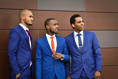 Üç Afrikalı, Azeri, Özbek yabancı. Başarılı işadamları binaları tartışıyor. Yeni şirketin çalışanlarının bir toplantısında önemli müzakerelere öncülük edin. Öğrenciler pratik eğitim yaparlar. Uygulama derslerinde öğrenciler. Büyük patronlar. Önemli kişiler.