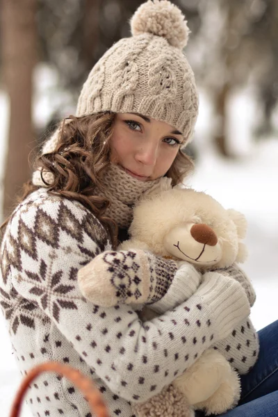 Très mignonne, belle, belle, attrayante.Belle, attrayante, mignonne, petite fille dans la forêt d'hiver avec jouet.Belle, attrayante, mignonne, petite fille dans la forêt d'hiver avec un jouet, tenir petit, minuscule, blanc, beige, doux, pelucheux ours en peluche, avec un ours . — Photo