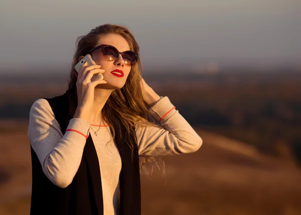 Comunicación móvil e Internet. La hermosa chica habla por teléfono . — Foto de Stock