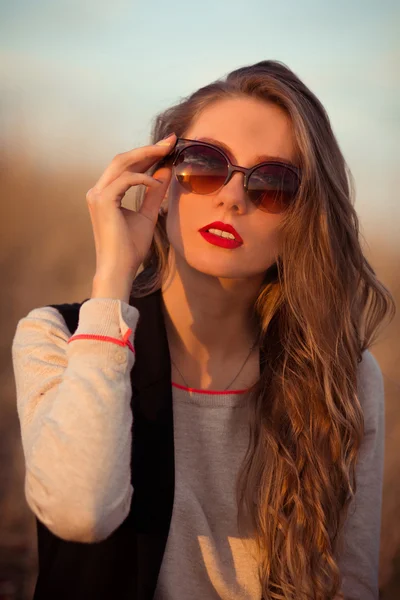 Very awesome, excellent, beautiful, attractive, snorting, stunning, fashionable, glamorous, cheerful, adorable, delightful girl with sunglasses, red lips, white teeth. — Stock Photo, Image