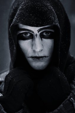 Kâbus, senin sonsuz korkun, küçülme, karanlık uğursuz iblis, şeytan. Halloween.Mistik, ilginç, yakışıklı adam siyah, beyaz maskeli, koyu pelerin li ve eldivenli, siyah gözlü, beyaz ve soluk tenli.