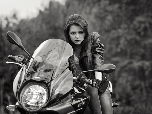 スピードバイク、バイクで危険な外観を持つバイカー。深刻な、ファッショナブルな、危険なバイカーの女の子、危険な外観を持つバイカー。バイク. — ストック写真