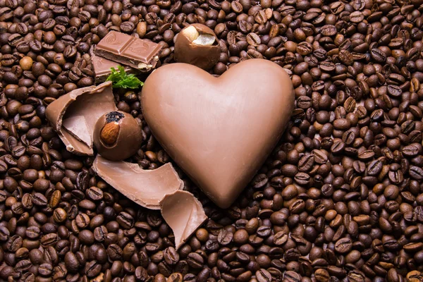 Café frijoles fondo de pantalla con corazón de chocolate y dulces — Foto de Stock