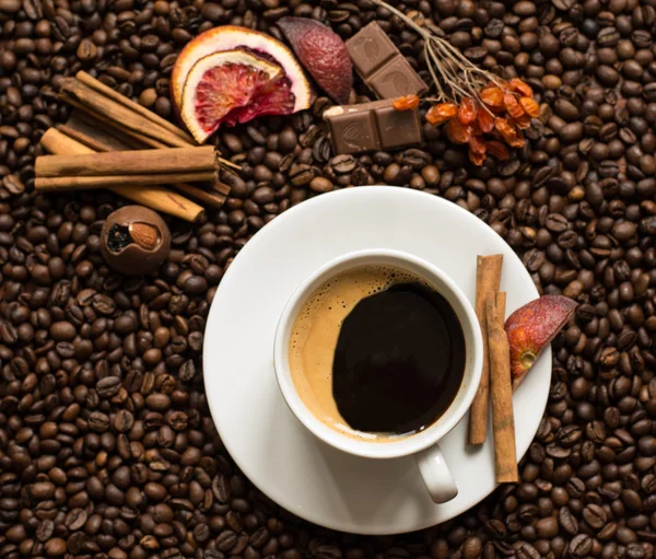 Tło kawa kawa filiżanki, cynamonem i czekoladą — Zdjęcie stockowe