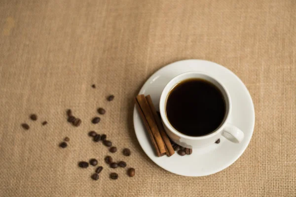 Filiżanka kawy z ziaren kawy na płótnie — Zdjęcie stockowe