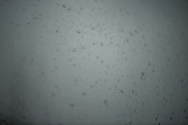 Yağmur damlaları görüntü penceresinde, yağmurlu bir gün