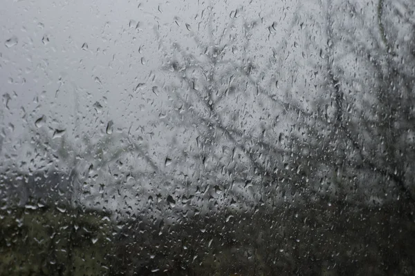 Gotas de lluvia en la ventana, día lluvioso — Foto de Stock