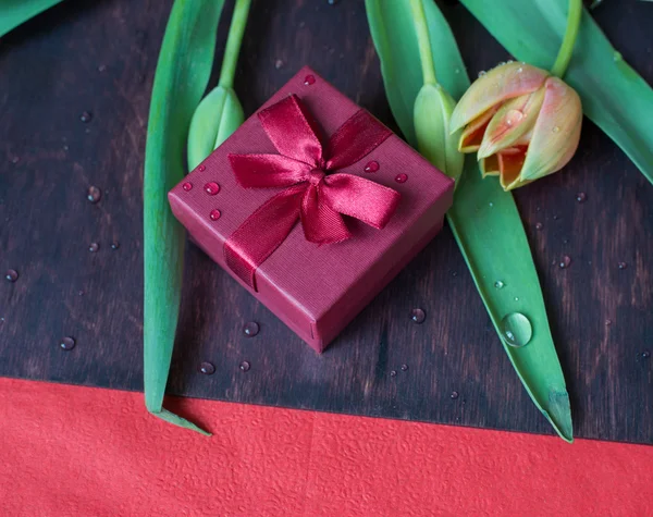 Hediye kutusu ile Lale ahşap duvar