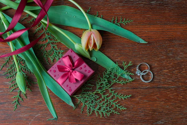 Lale ve otlar ve ahşap wa nişan yüzük hediye kutusu