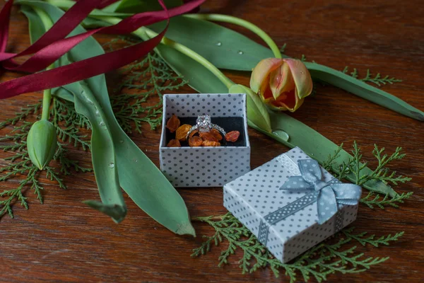 Lale ve otlar ve ahşap wa nişan yüzük hediye kutusu