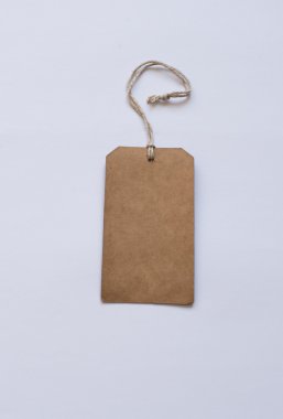 Boş etiket dize ile bağlı. Fiyat etiketi, hediye etiketi, Satılık etiketi, adresi