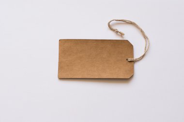 Boş etiket dize ile bağlı. Fiyat etiketi, hediye etiketi, Satılık etiketi, adresi