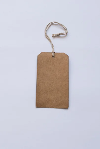 Boş etiket dize ile bağlı. Fiyat etiketi, hediye etiketi, Satılık etiketi, adresi