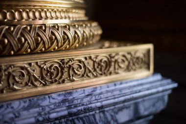 sütun baz metal kabartma ile süslüdür 