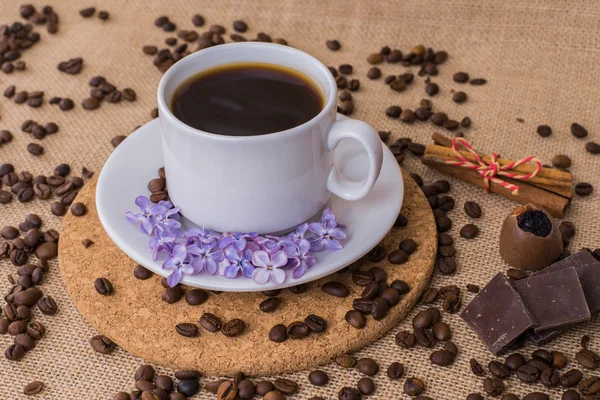 Cangkir kopi dengan ungu dan piring kayu . — Stok Foto