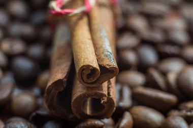 Makro kahve çekirdekleri ile tarçın