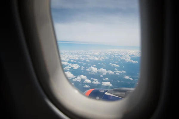 Σύννεφα και ουρανός, όπως φαίνεται μέσα από το παράθυρο ενός αεροσκάφους — Φωτογραφία Αρχείου