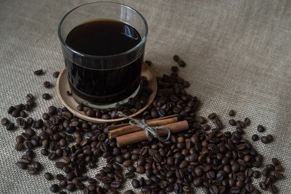 Cangkir dengan kopi dan kacang. Pada latar belakang burlap — Stok Foto