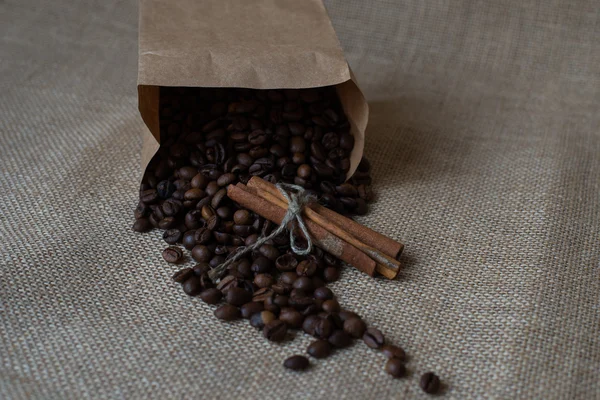 Paper box with coffee and cinnamon — Stock Photo, Image