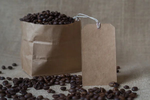 Papier doos met koffie en kaneel — Stockfoto