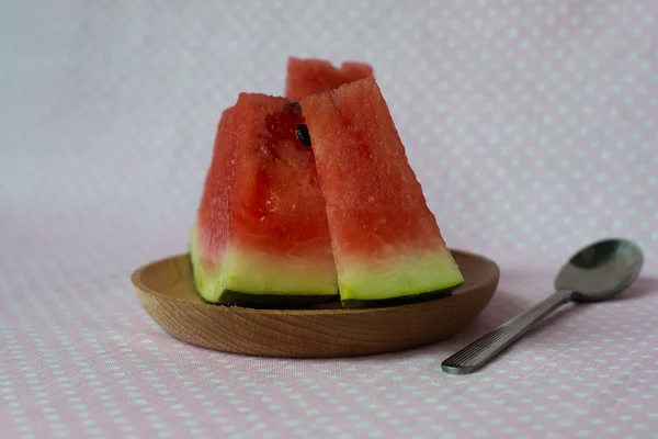 Fräsch vattenmelon skära med skiva, på trä platta med söt backgro — Stockfoto