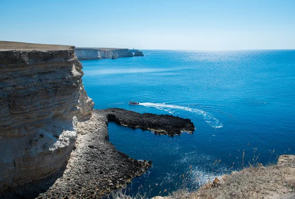 Crimea adlı beyaz kayaların üzerinde güzel manzara.