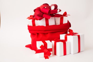 Beyaz arka plan üzerinde izole hediyeler, Noel Baba kırmızı çanta.