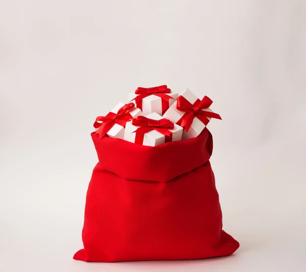 Beyaz arka plan üzerinde izole hediyeler, Noel Baba kırmızı çanta.