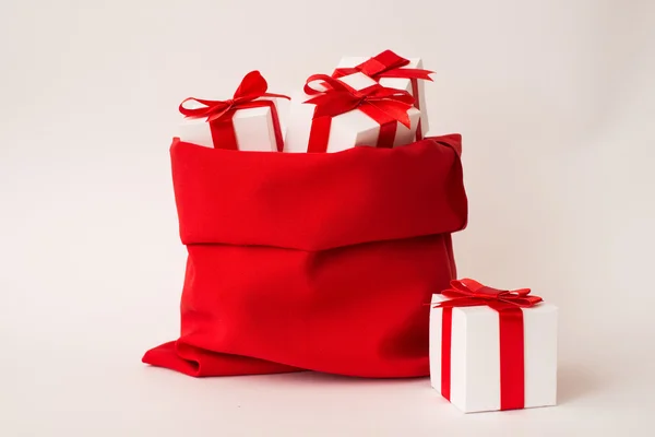 Beyaz arka plan üzerinde izole hediyeler, Noel Baba kırmızı çanta.