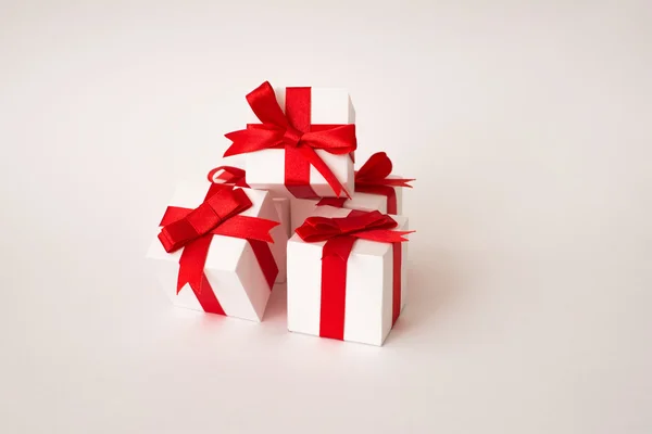 Witte geschenkdoos met rood lint boog. uitknippad Rechtenvrije Stockfoto's