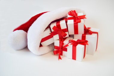 Santa claus şapka kırmızı şerit yay ile beyaz hediye kutusu