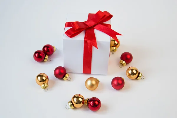 Kırmızı kurdele ve Xmas top beyaz hediye kutusu