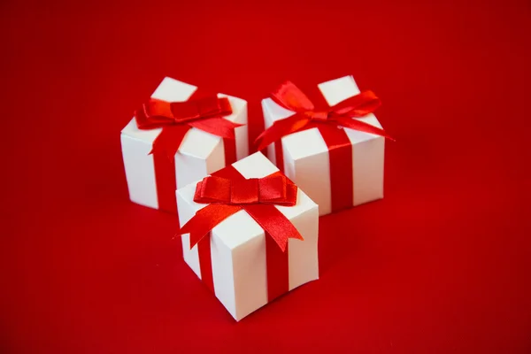 Gran caja de regalo blanca con lazo de cinta roja de belleza — Foto de Stock