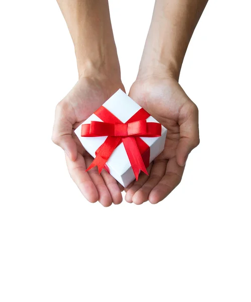 Les mains de l'homme tenant boîte cadeau blanche avec ruban rouge — Photo