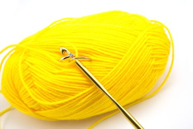 Altın alyans ve beyaz arka plan üzerinde izole çengelli sarı iplik