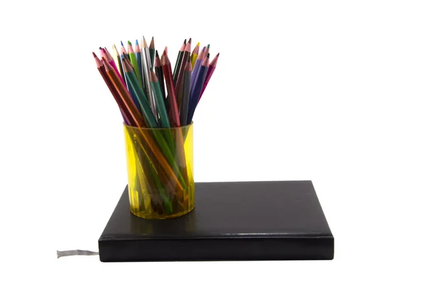 Caixa de lápis e um bloco de notas isolado no fundo branco — Fotografia de Stock