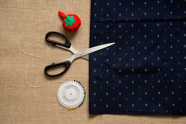 Metal makas ve PIN c ile çapa süsleme ile mavi kumaş