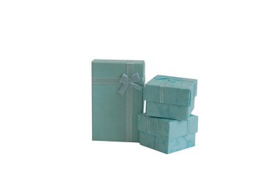 Beyaz arka plan üzerinde seti hediye kutuları izole