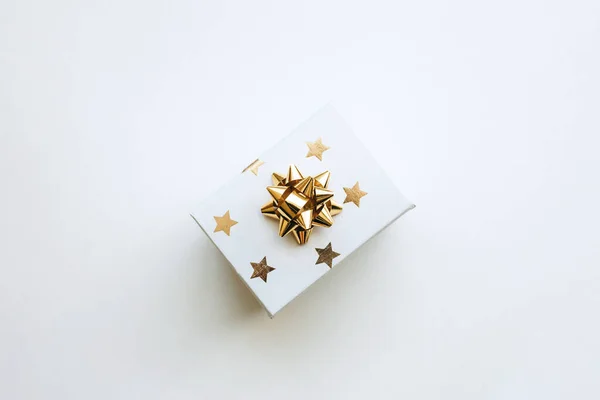 Gift box with a gold bow — Stock Photo, Image