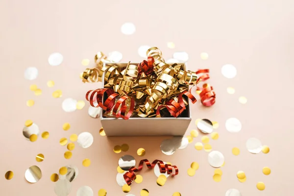 Caja festiva abierta con oropel — Foto de Stock