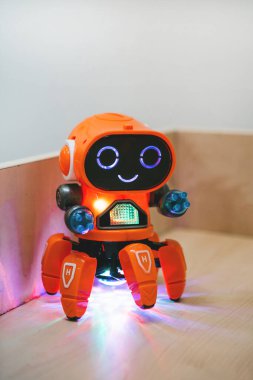Teknolojide sevimli renkli robot.