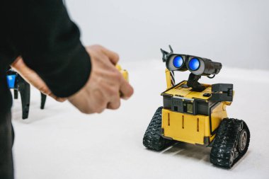 İnsan robotu kontrol eder